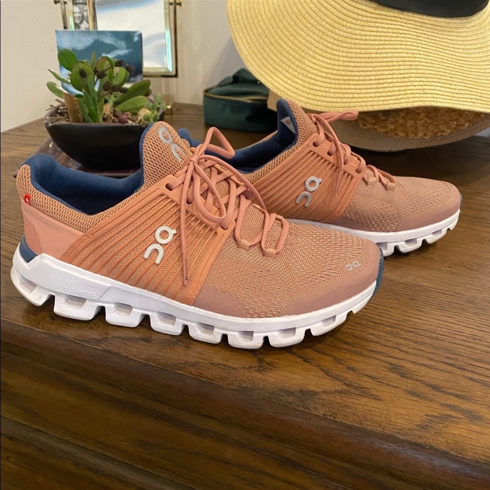 On cloud sneakers size 7.5
